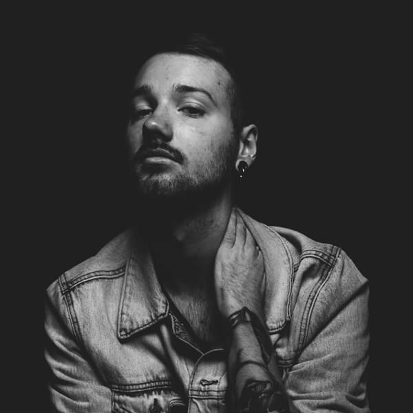 Portrait en noir et blanc de Michel Ducas le Manager boucherie au restaurant la table de 3 à Bordeaux.