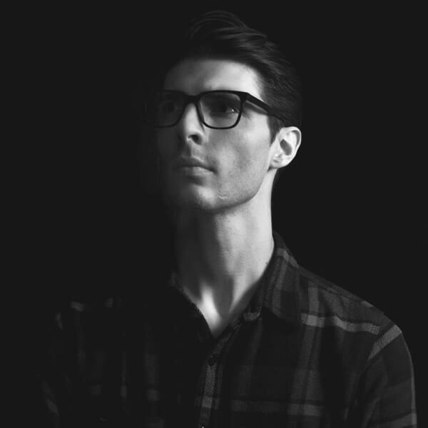 Portrait en noir et blanc de Régis Poullard le Manager poissonnerie au restaurant la table de 3 à Bordeaux.