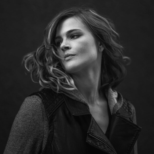 Portrait en noir et blanc de Anne Courrier la chef du restaurant la table de 3 à Bordeaux.