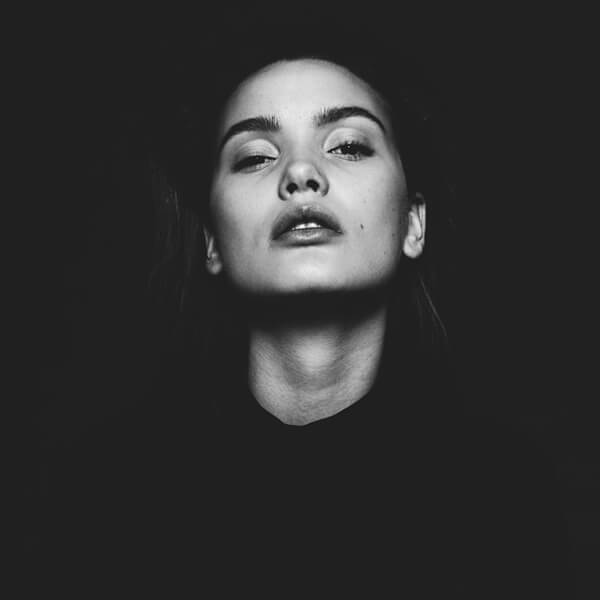 Portrait en noir et blanc de Sarah Potter la Manager salle au restaurant la table de trois à Bordeaux.